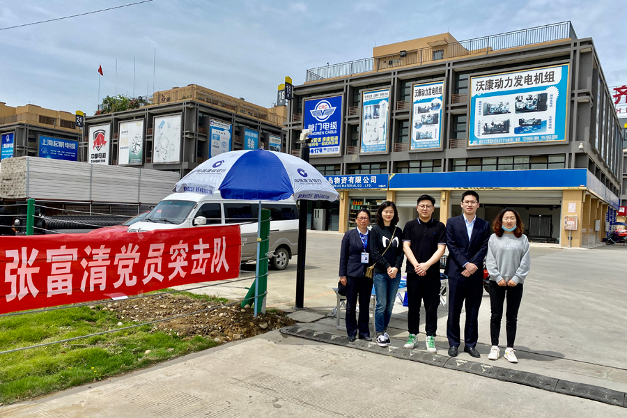01張富清黨員突擊隊走進(jìn)青白江萬(wàn)貫五金機電城.jpg