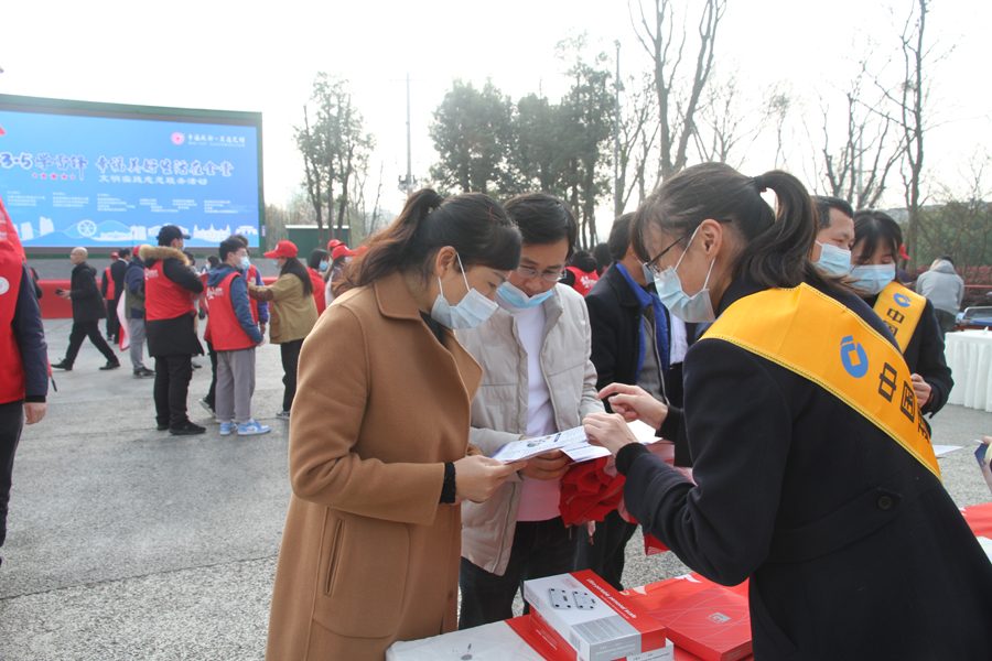 03張富清金融服務(wù)隊在成都市金堂縣金山公園開(kāi)展金融知識宣傳.jpg