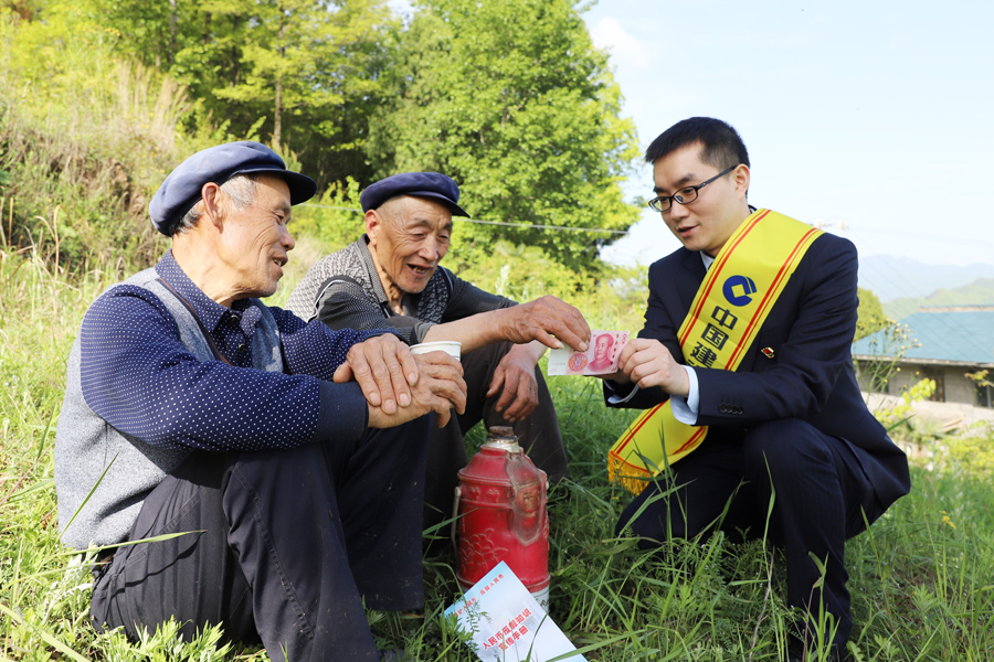 04張富清金融服務(wù)隊走進(jìn)廣元市大灘鎮天池村送金融知識.jpg